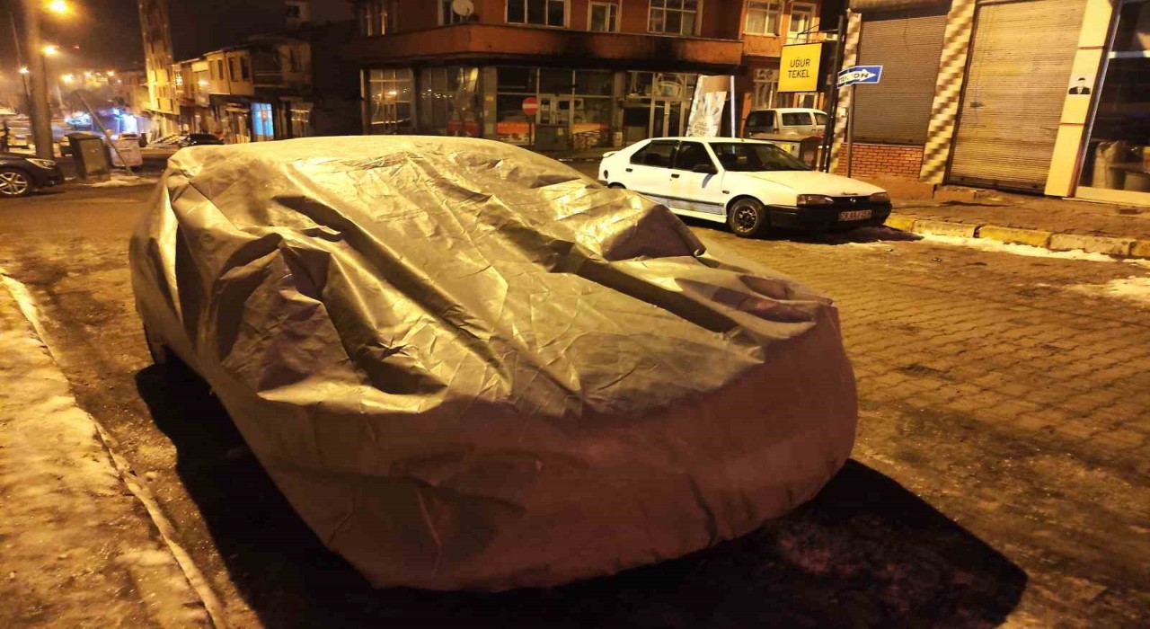 Dondurucu soğuklara karşı araçlar battaniye ve brandayla korunuyor