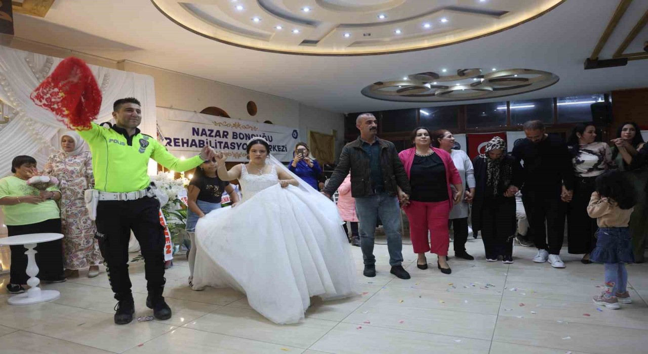 Down sendromlu Ezginin düğün hayali gerçek oldu, mutluluğuna ortak olan polisler yürekleri ısıttı
