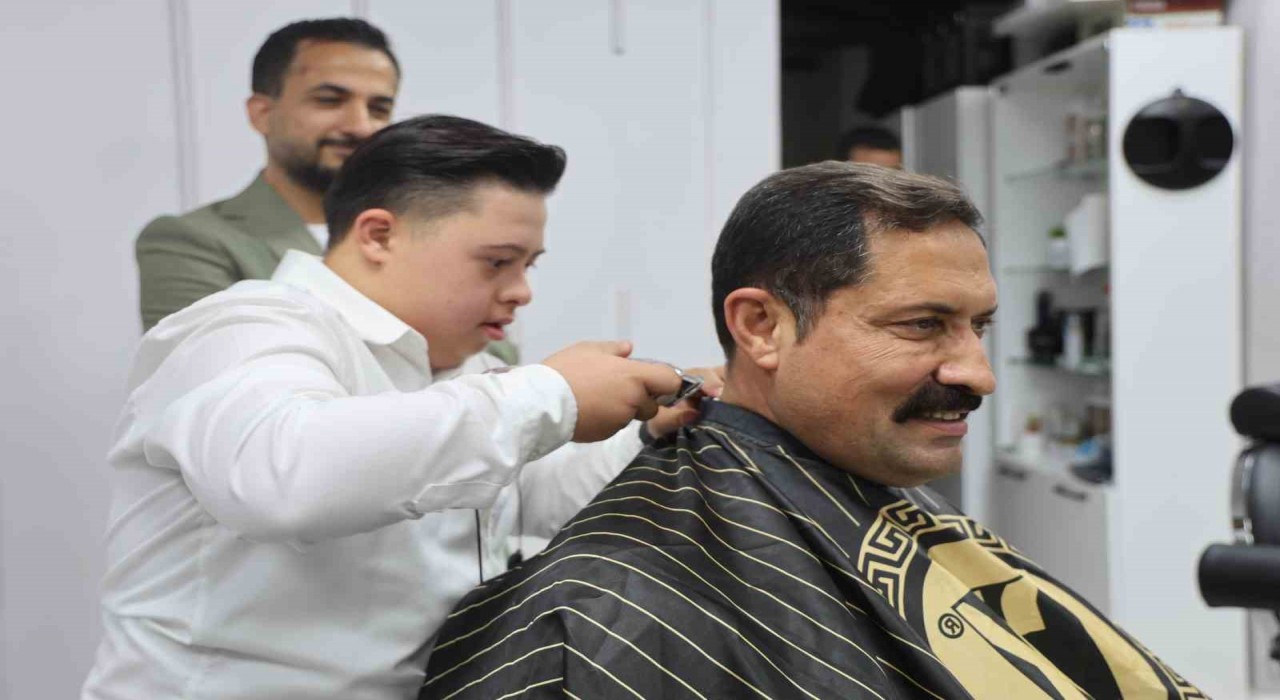 Down sendromlu kuaför Şükrüden Vali Masatlıya yürek ısıtan tıraş