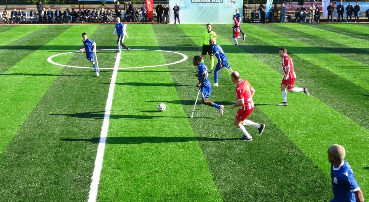 Dünya Engelliler Gününde Pendikte anlamlı karşılaşma: hakim ve savcılar, ampute futbolcularla sahaya çıktı