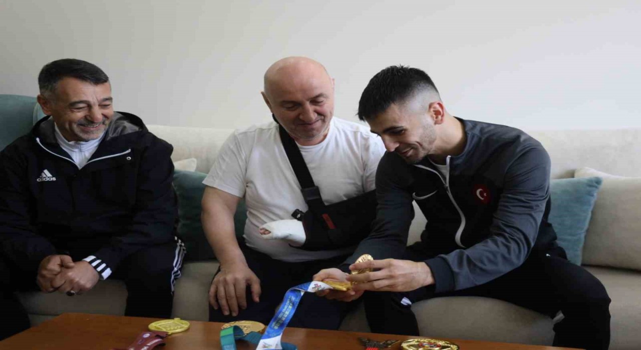 Dünya şampiyonu milli karateci Şamdandan Başkan Bıyıka madalyalı ziyaret