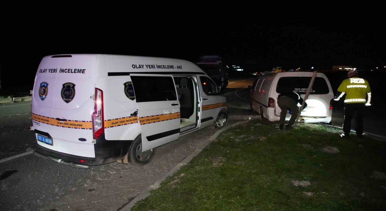 Edirnede dur ihtarına uymayan minibüs 8 kilometrelik kovalamaca sonrası yakalandı: Araçtan 20 göçmen çıktı