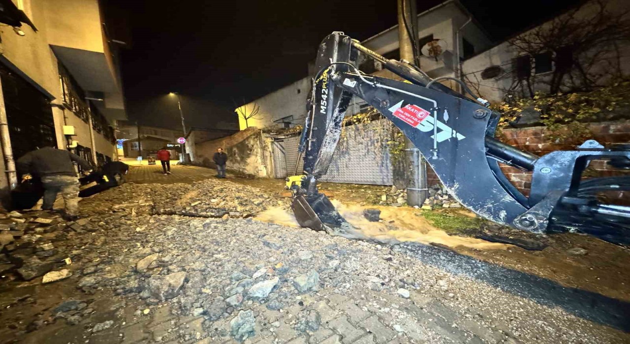 Edirnede patlayan borudan fışkıran su metrelerce yükseğe çıktı