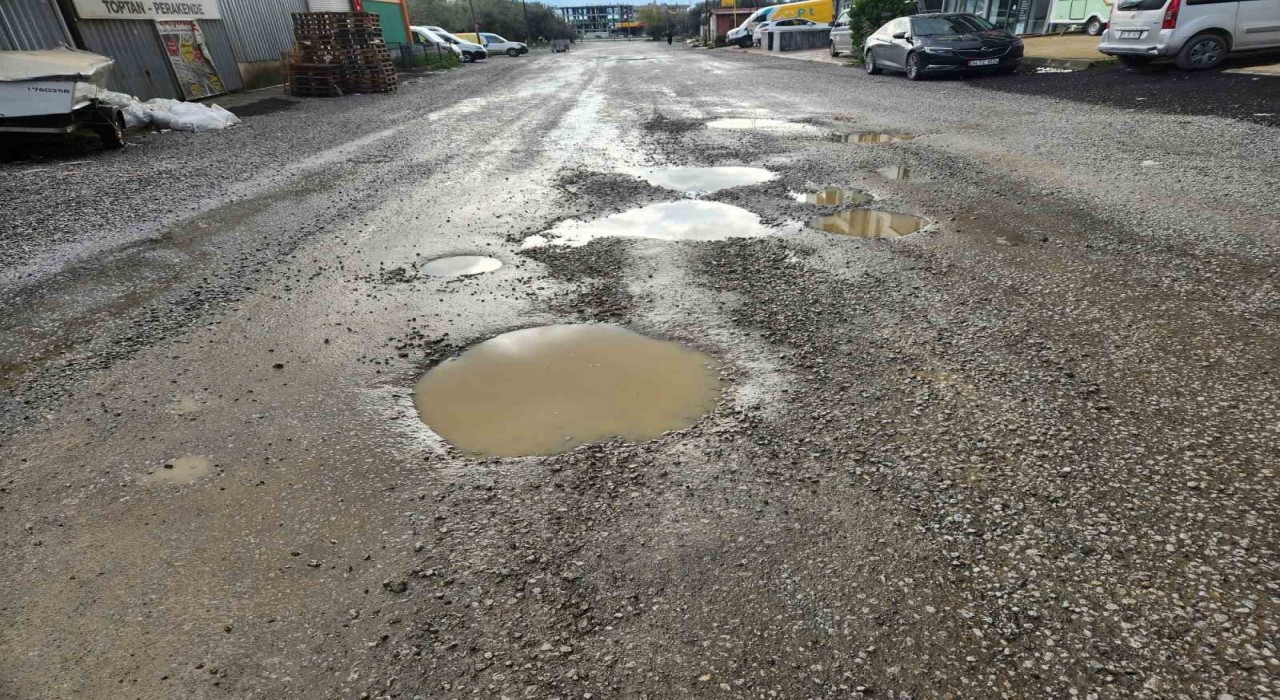 Edremitte yeni yapılan yolda bir buçuk ayda çukurlar oluştu