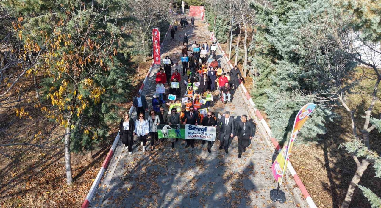 Elazığ Hipodromunda öğrenciler tekerlekli sandalye, görme ve işitme engeline yönelik parkurları deneyimledi