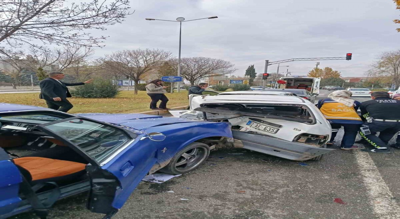 Elazığda 4 araçlı zincirleme kaza: 1 yaralı