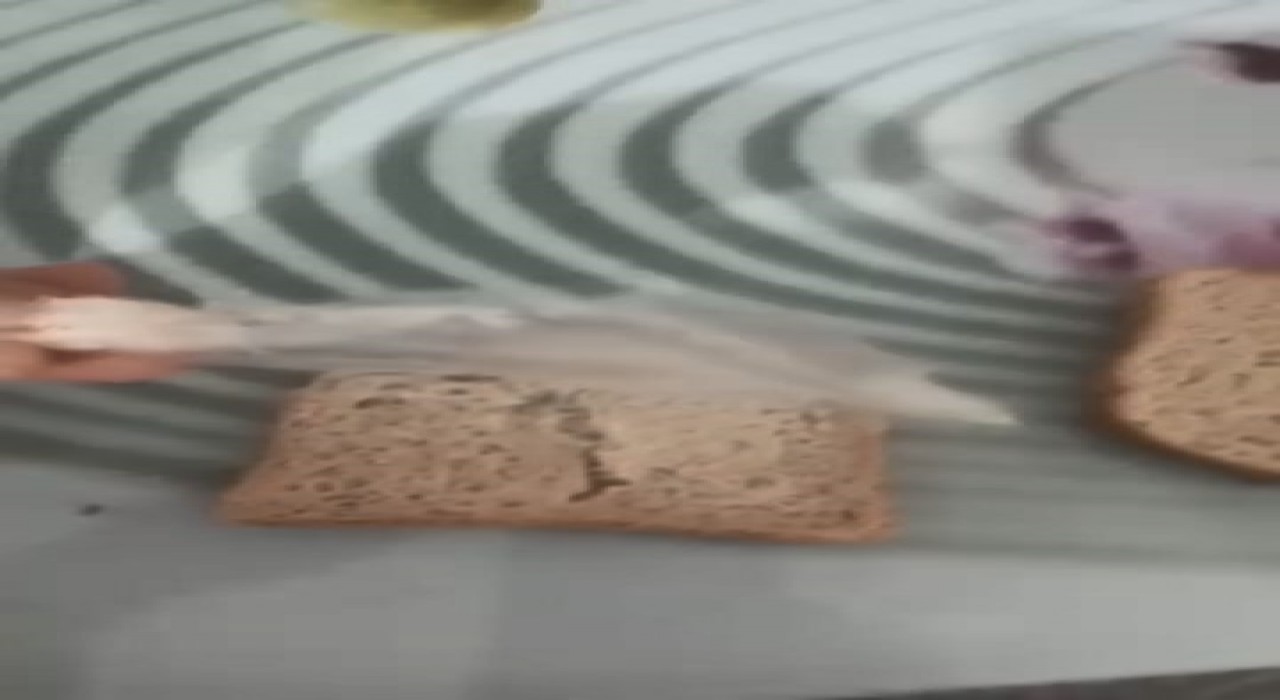 Elazığda ekmeğin içerisinden poşet çıktı