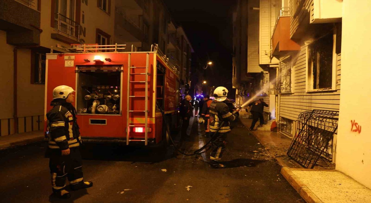 Elazığda ev yangını: 2 kişi dumandan etkilendi