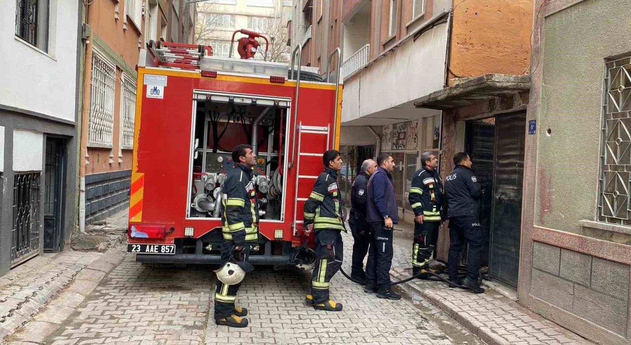 Elazığda metruk binada yangın