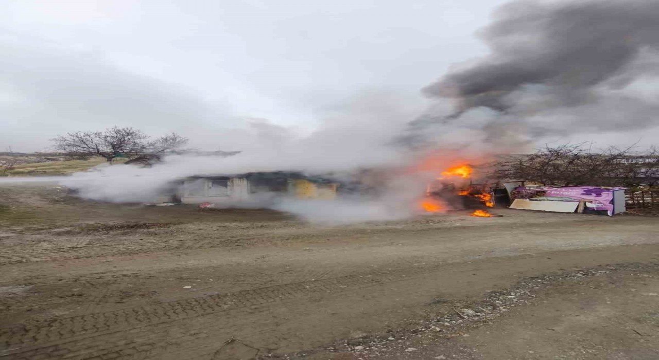 Elazığda odunluk deposunda yangın