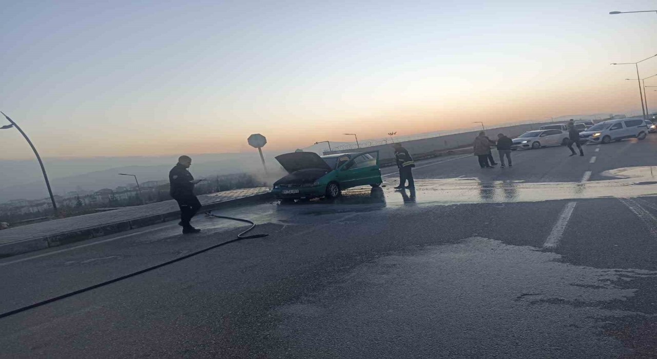 Elazığda seyir halindeki araç alev aldı