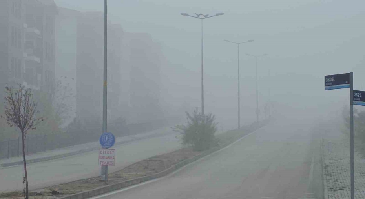 Elazığda yoğun sis, bir mahalle adeta kayboldu