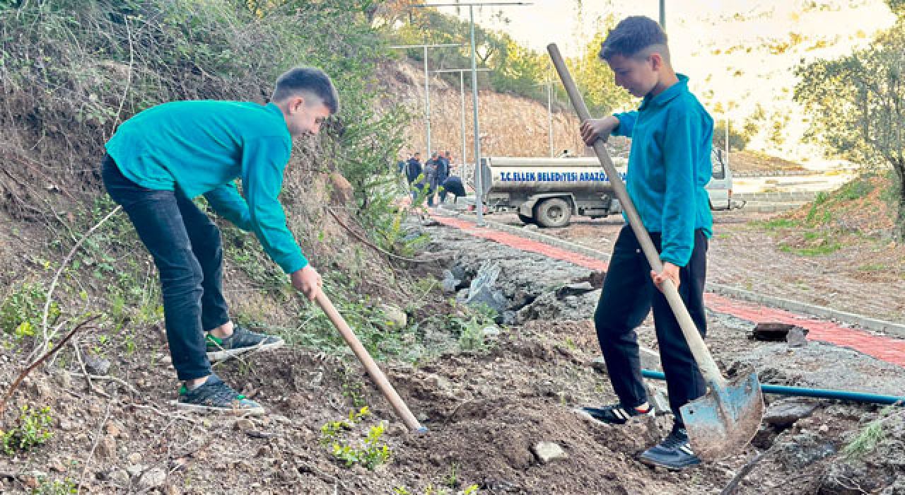 Ellek’te Öğrencilerden Ağaçlandırma Çalışması