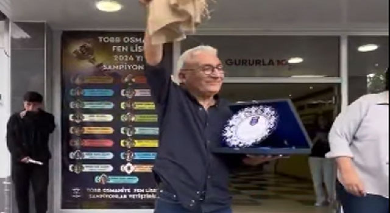 Emektar Eğitimci Sevgi Gösterileriyle Emekliye Ayrıldı