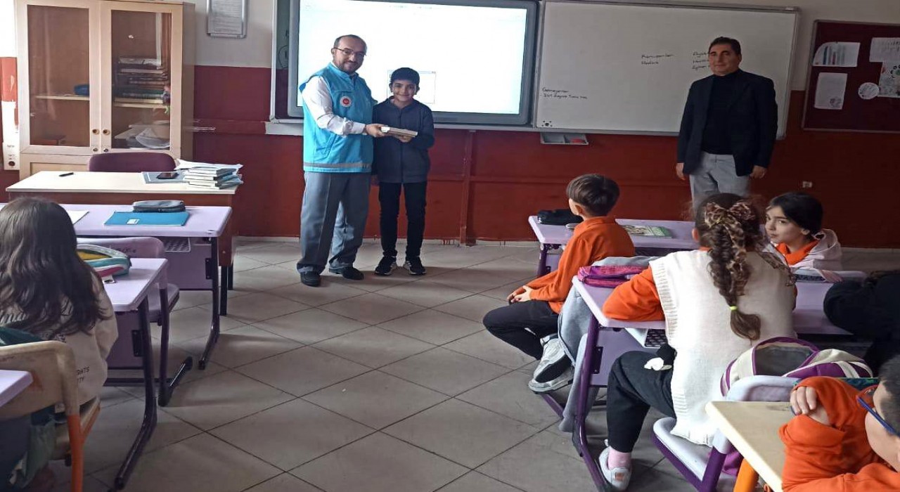 Emette ortaokul öğrencilerine Kuran-ı Kerim hediye edildi