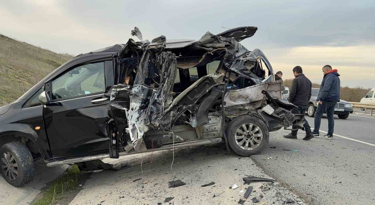 Emniyet şeridindeki VIP yolcu taşıma aracına kamyonet çarptı