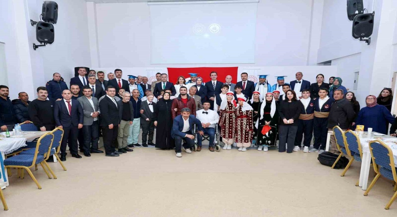 Engeller sevgiyle aşıldı: Ahlatta özel gün için anlamlı buluşma