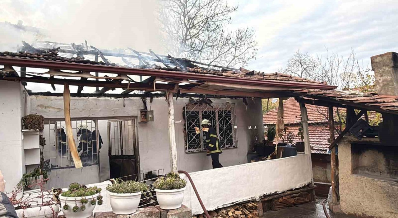 Erbaada elektrik kontağından çıkan yangın evi küle çevirdi