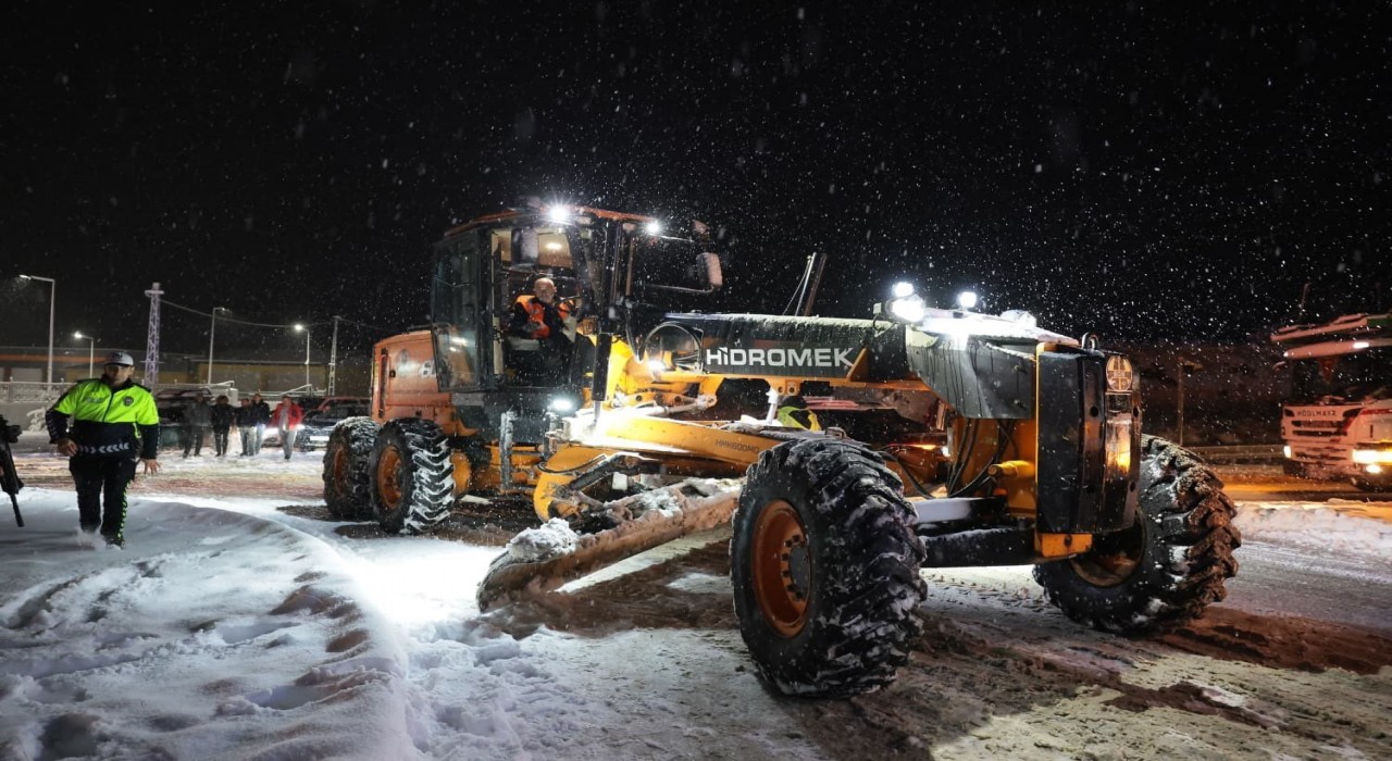 Erzincan Valisi karla mücadele çalışmalarını sahada takip etti