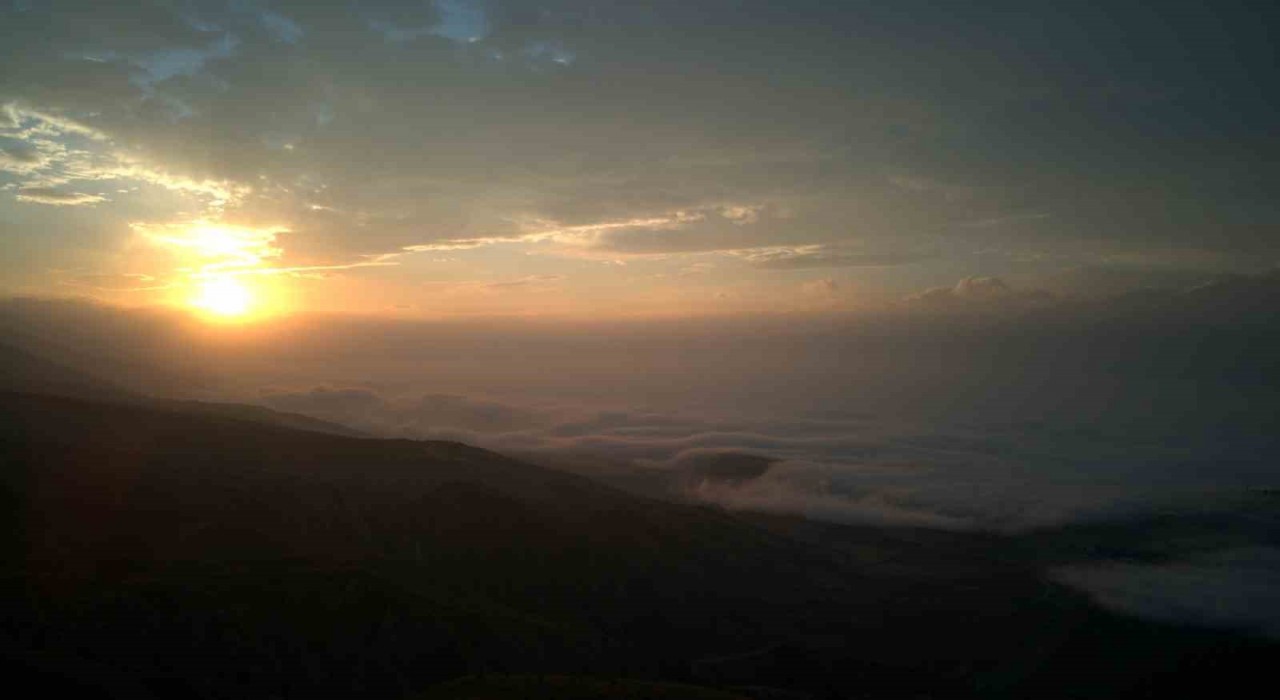Erzincanda doğanın muhteşem gösterisi: Sis dağların eteklerine vurdu