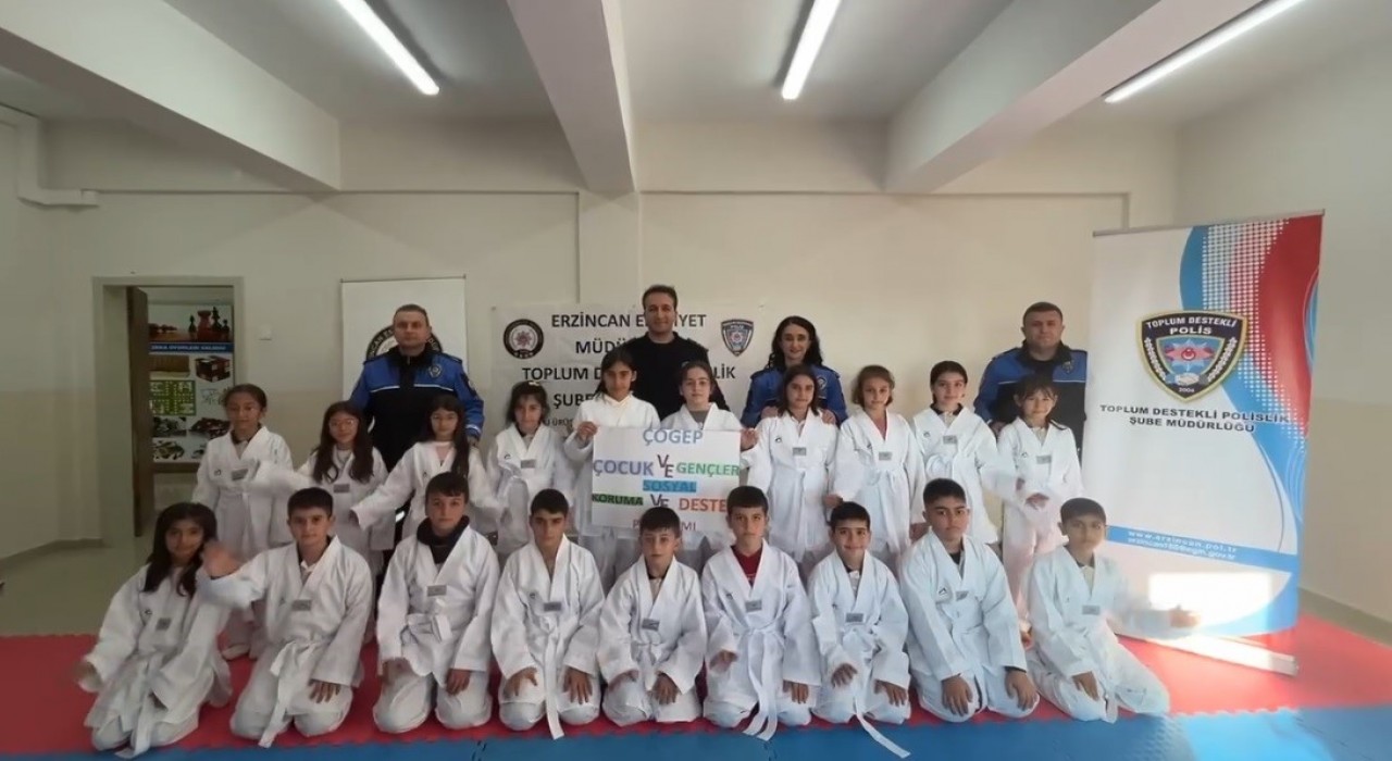 Erzincanda Hep Birlikte Aileyiz Projesi kapsamında öğrencilere tekvando kıyafeti desteği