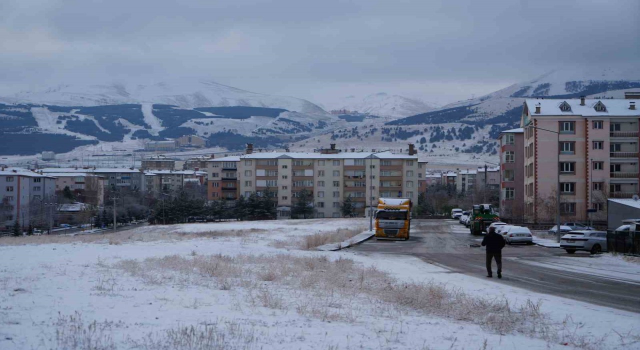 Erzurum güne karla uyandı