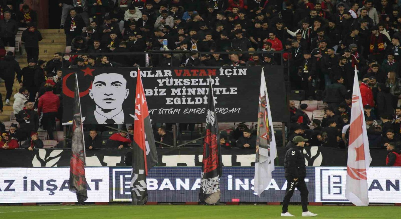 Es-Es taraftarı hava şehidi Emre Mercanı unutmadı