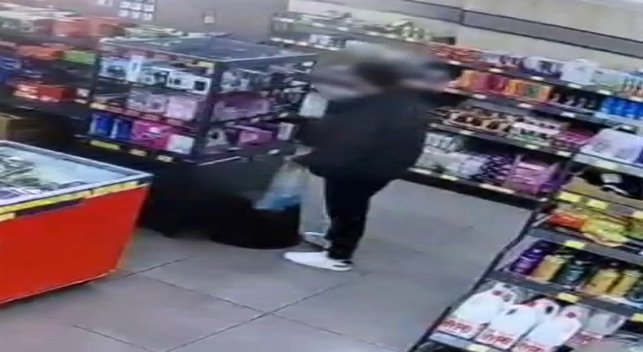 Esenlerde bir zincir markette hırsızlık: Vitrindeki cep telefonunu böyle çaldı