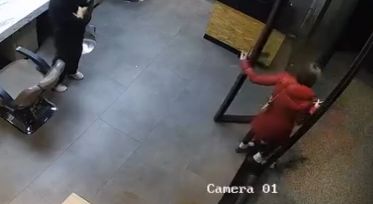 Esenyurtta kuaförde işlem yaptıran kadın kartımı arabada unuttum bahanesiyle kaçtı