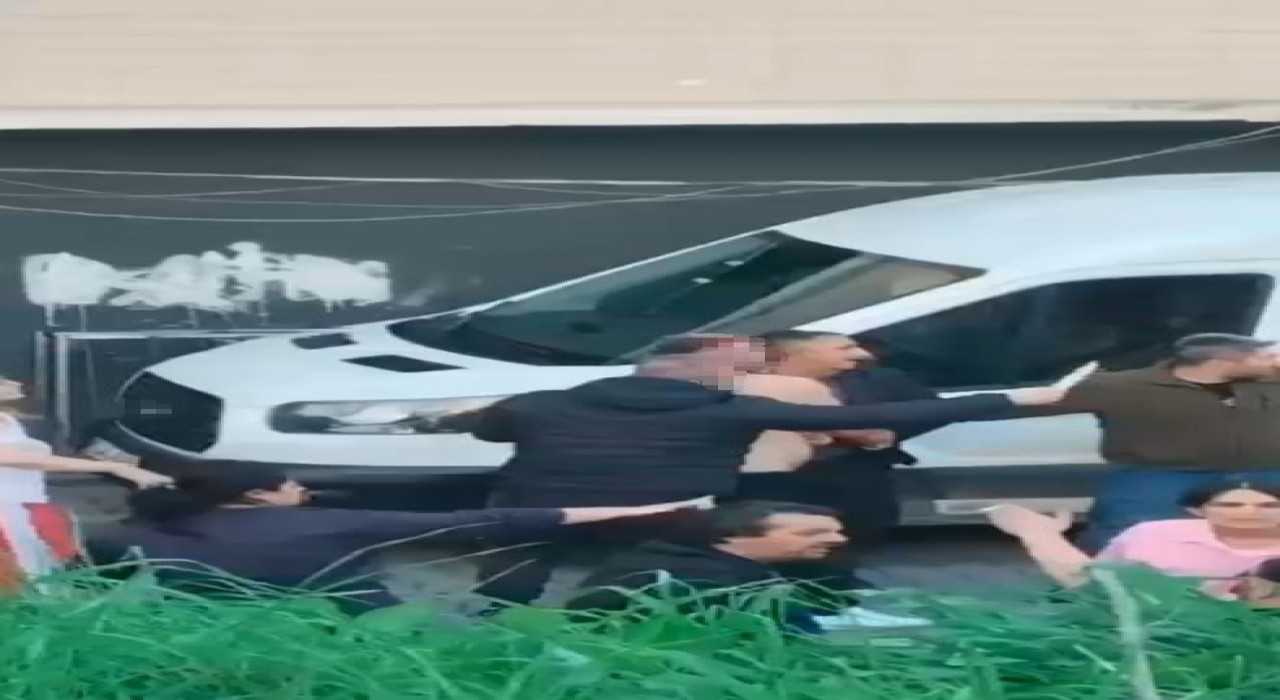 Esenyurtta park yeri kavgasında bıçaklar konuştu; o anlar kamerada