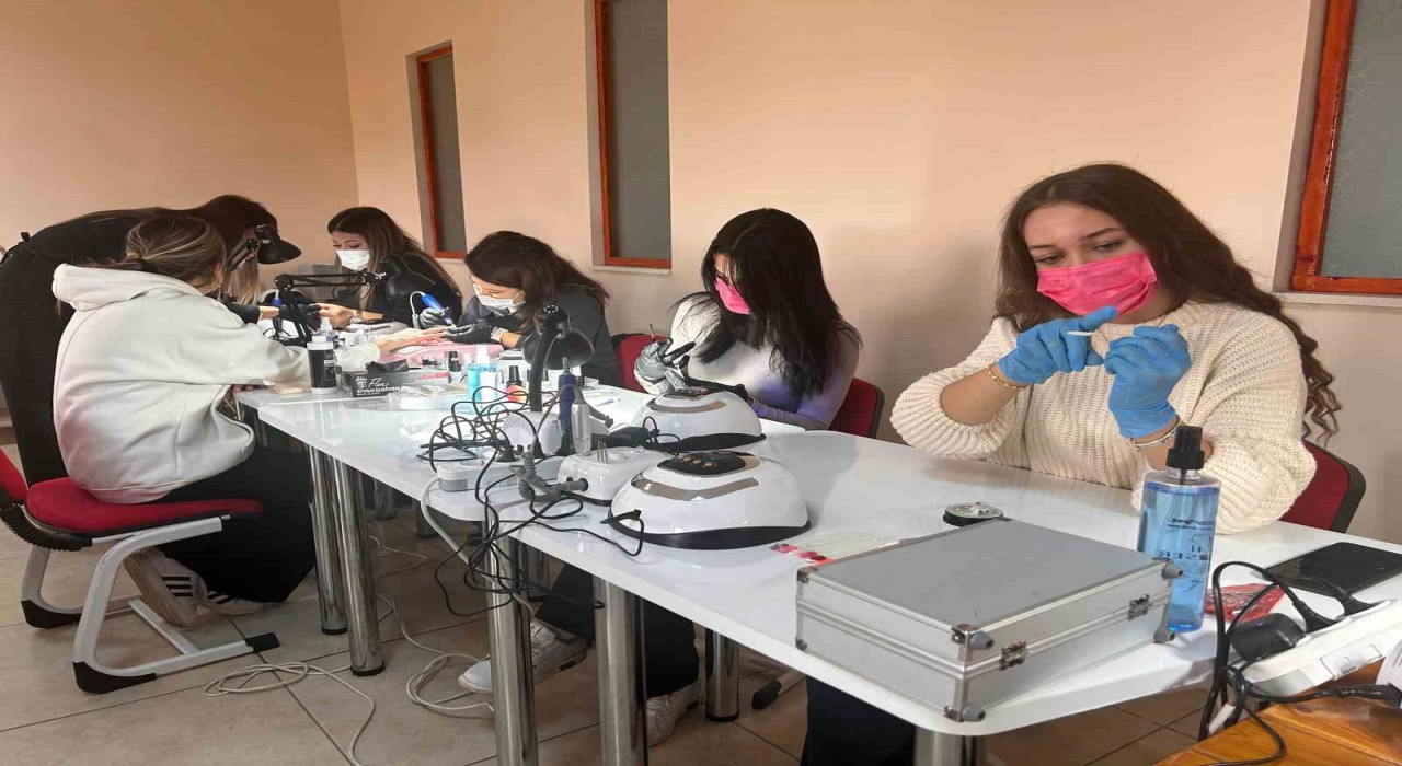 Eskişehirde Türkiyenin kamuya ait ilk protez tırnak atölyesi açıldı