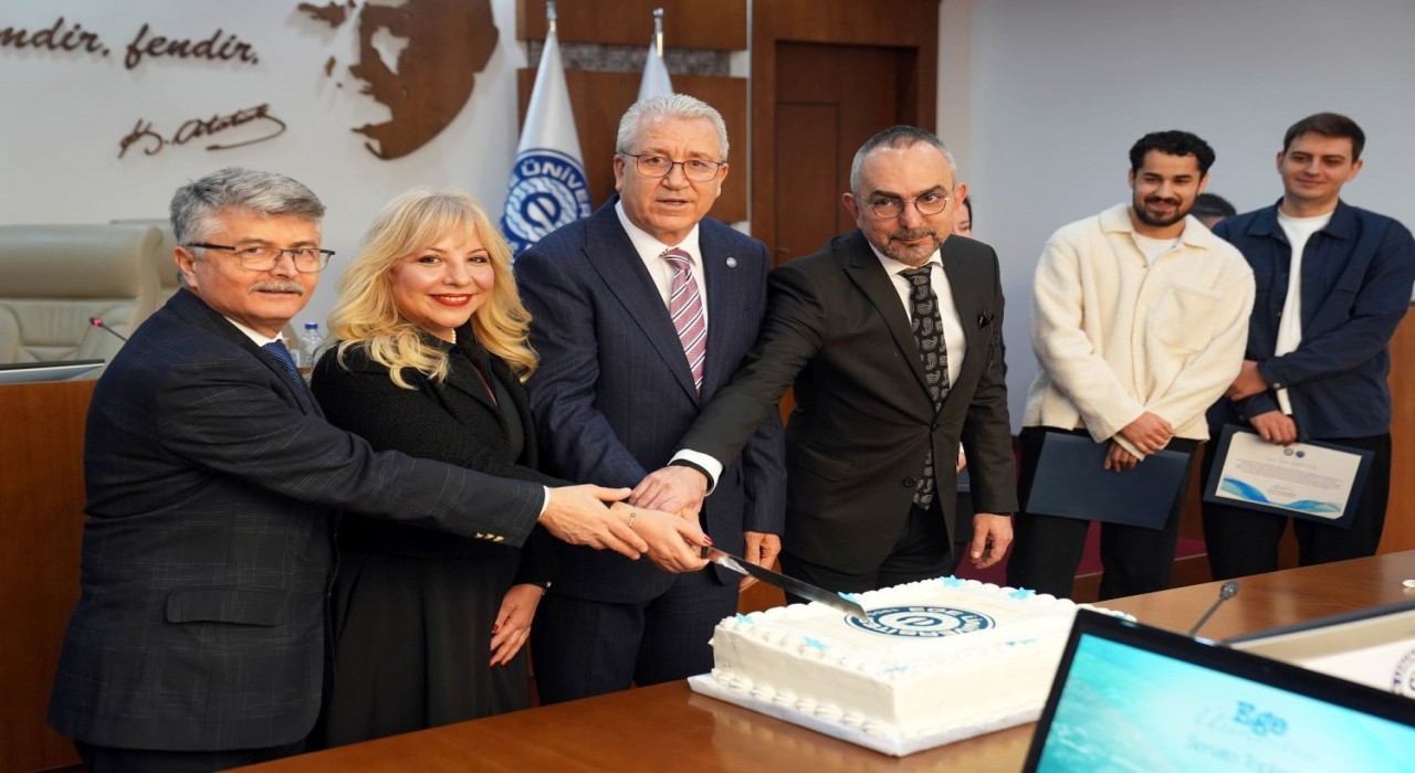 EÜ Senatosunda gururlandıran başarı pastayla kutlandı