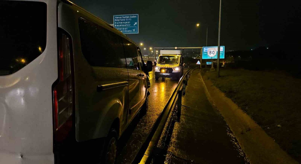 Eyüpsultanda yağış nedeniyle 7 araç birbirine girdi: 2 yaralı