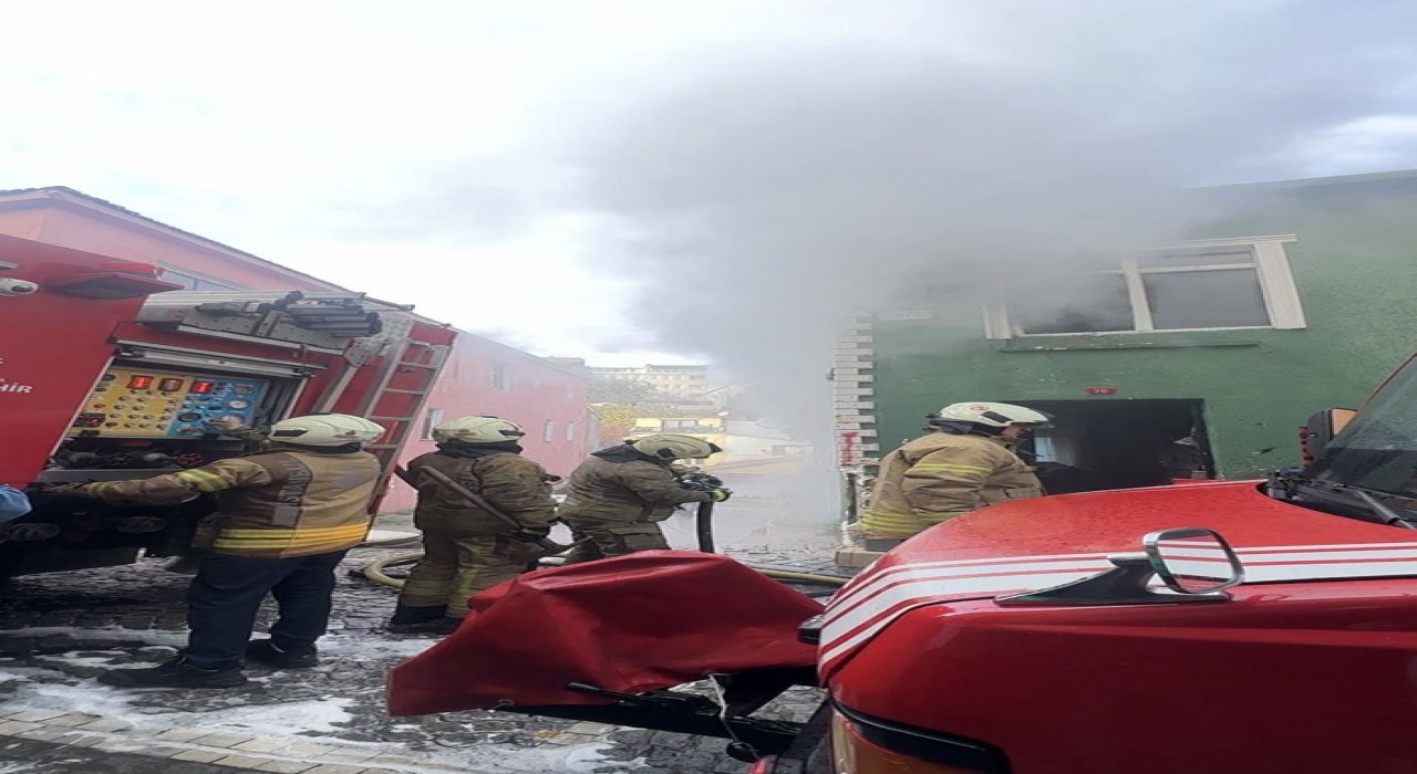 Fatihte 2 katlı binada yangın paniği