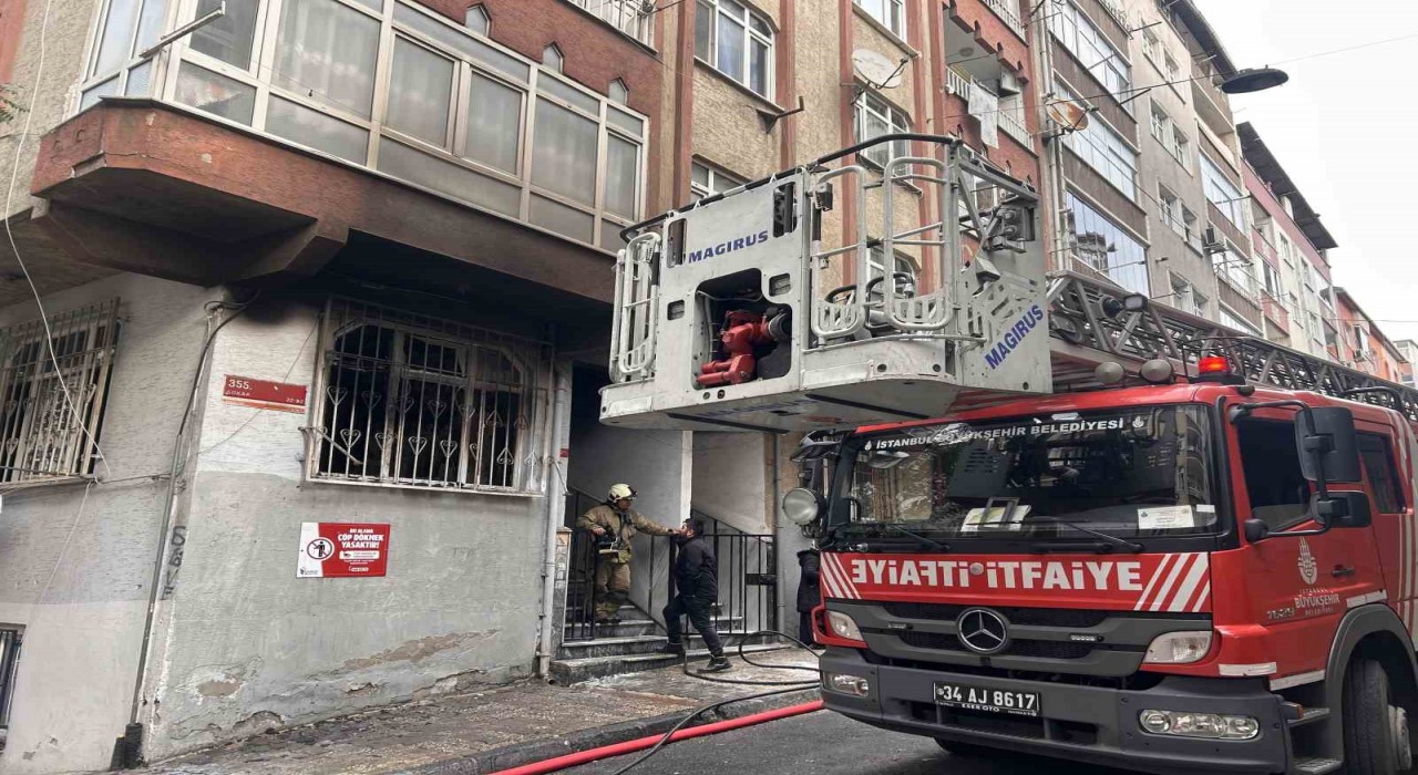 Fatihte 4 katlı binanın temelinin çöktüğü iddiası: Salonun ortasında çukur oluştu