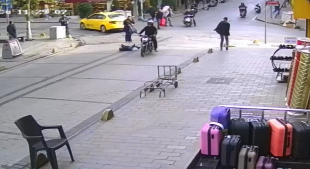 Fatihte annesinin kolundan yola fırlayan çocuğa motosiklet çarptı, sürücü kaçtı