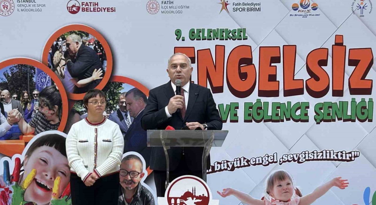 Fatihteki şenliğe katılan engelli çocuklar gönüllerince eğlendi