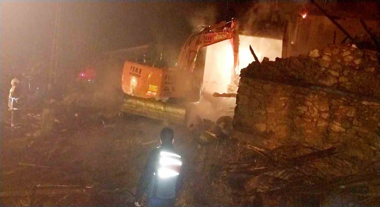 Fekede ev yangını: bir ev kül oldu, lojman zarar gördü