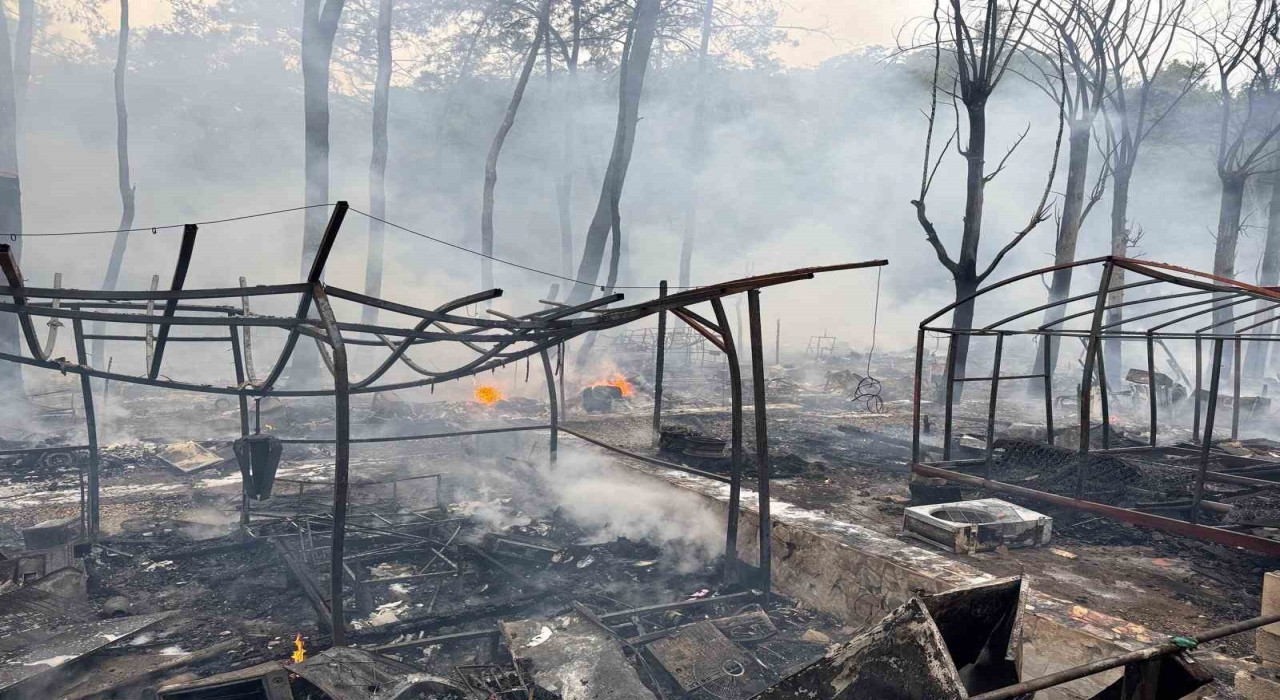 Fethiyede onlarca karavan ve bungalov küle döndü