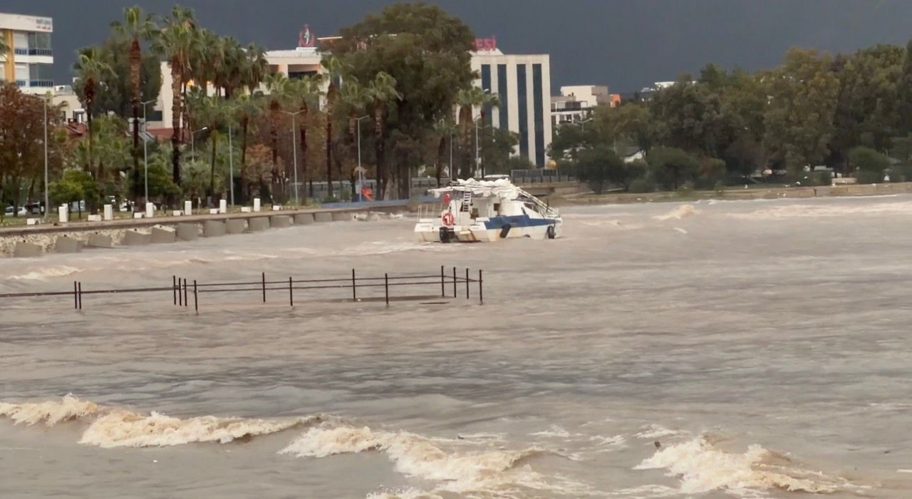 Finikede fırtına sebebiyle tekne kıyıya sürüklendi, denizin rengi çamura döndü