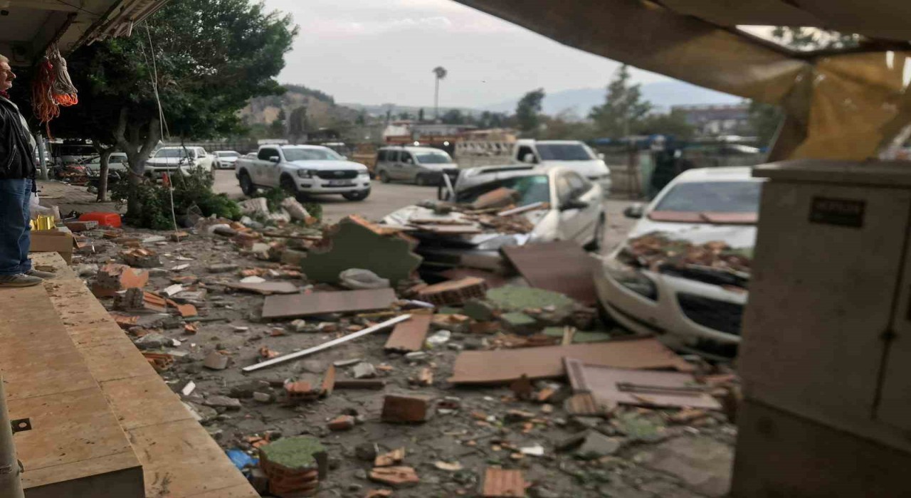 Fırtınanın etkisiyle yıkılan duvar 3 otomobile ve 1 motosiklet zarar verdi