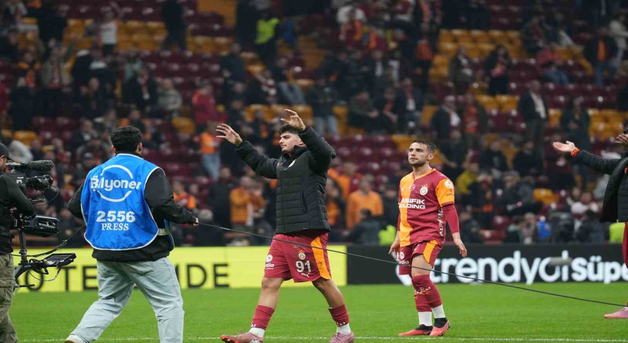Galatasarayda maç sonu üçlüsü Arda Ünyaydan