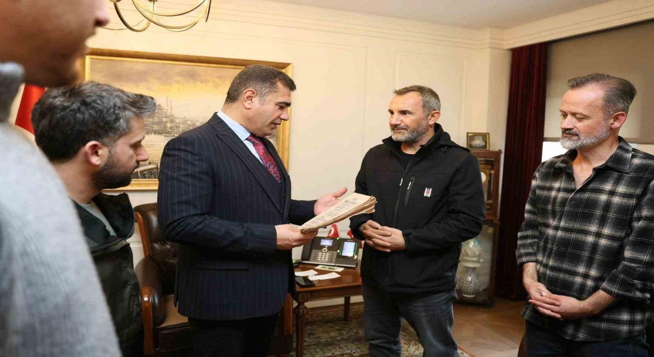 Gazeteciler, Düzcenin il olduğu günün Resmi Gazetesini Vali Aslana hediye etti