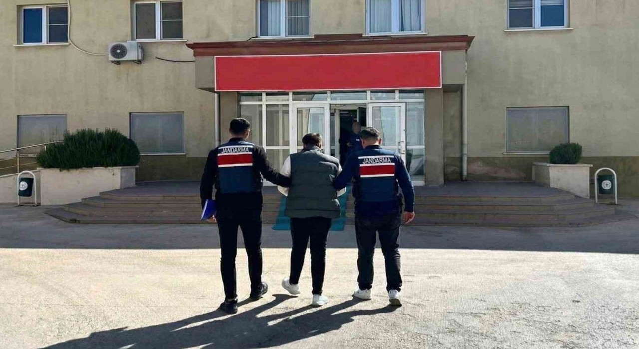 Gaziantepte 11er yıl hapis cezasıyla aranan 3 şahsı jandarma yakaladı