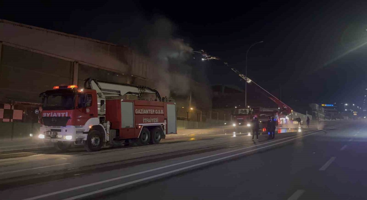 Gaziantepte ambalaj fabrikasında yangın: 1 işçi dumandan etkilendi