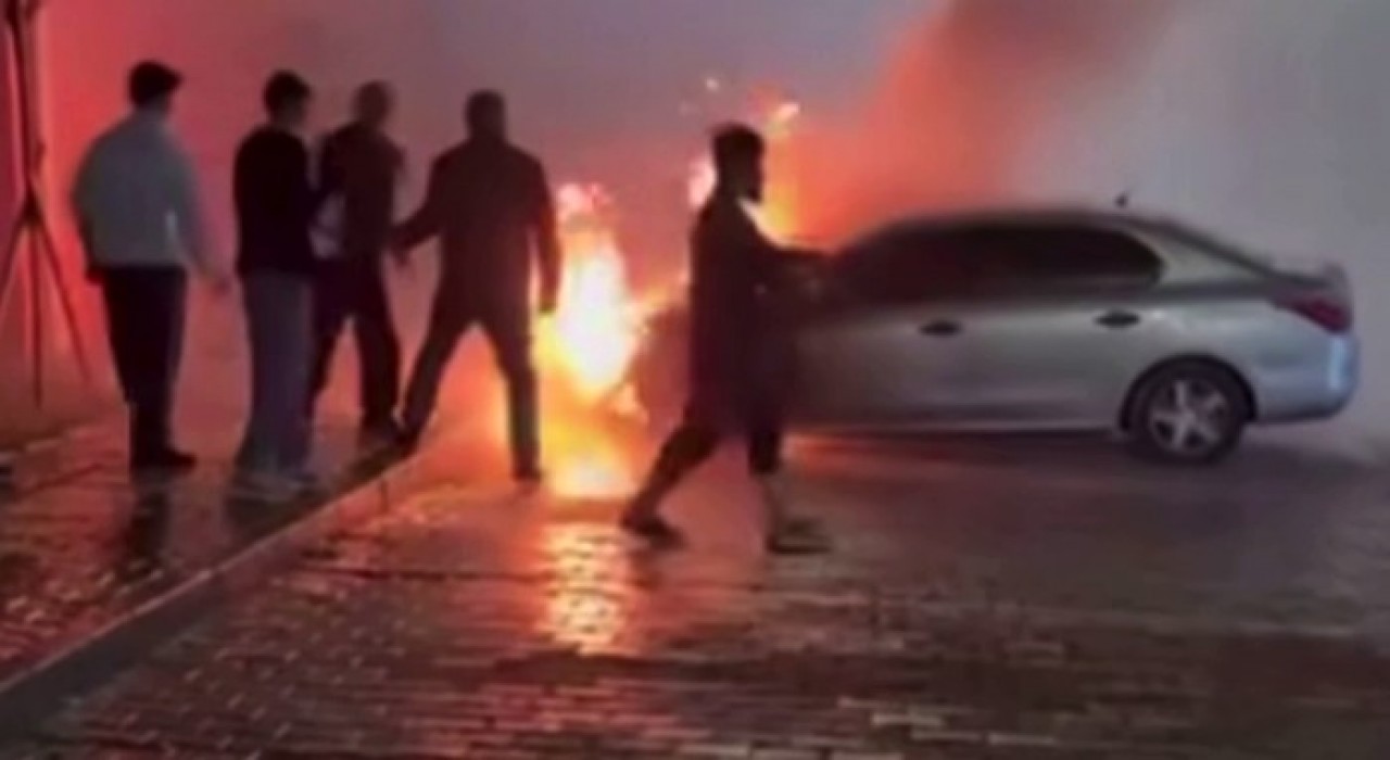 Gaziantepte park halindeki otomobil alev alev yandı