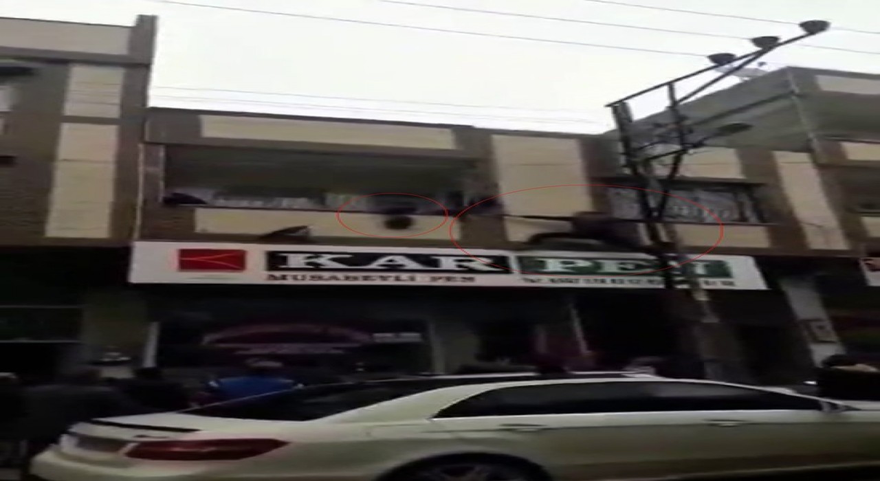 Gaziantepte yürekleri ağza getiren an: Balkonda asılı kalan çocuğu kurtardı