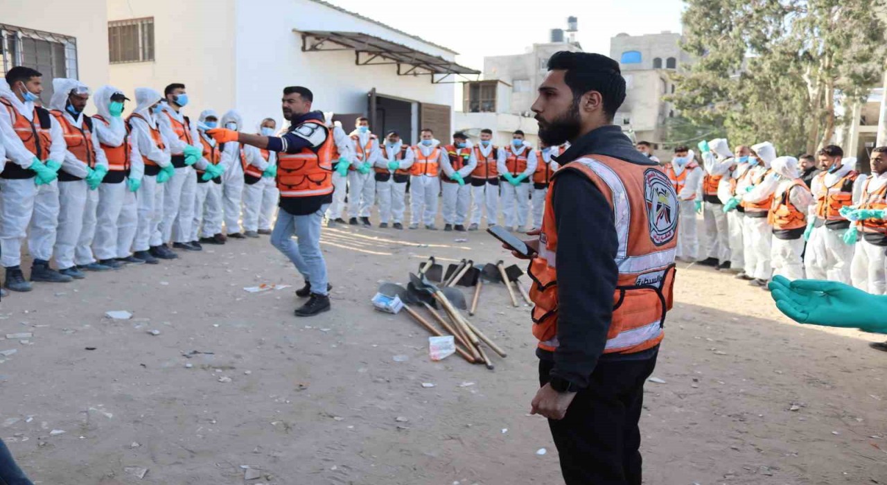 Gazzedeki Şifa Hastanesinin avlusuna gömülen 98 cenaze kimlik tespiti için çıkarıldı