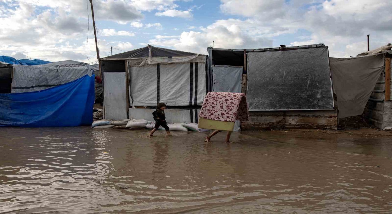 Gazzeyi vuran fırtınada 12 kişi hayatını kaybetti, 27 binden fazla çadır hasar gördü
