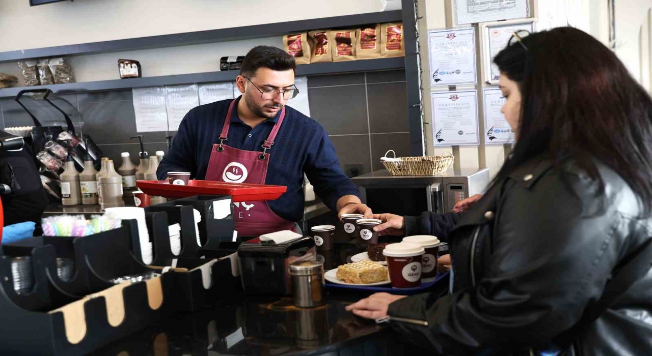 Gençler, Genç Kafenin müdavimi oldu